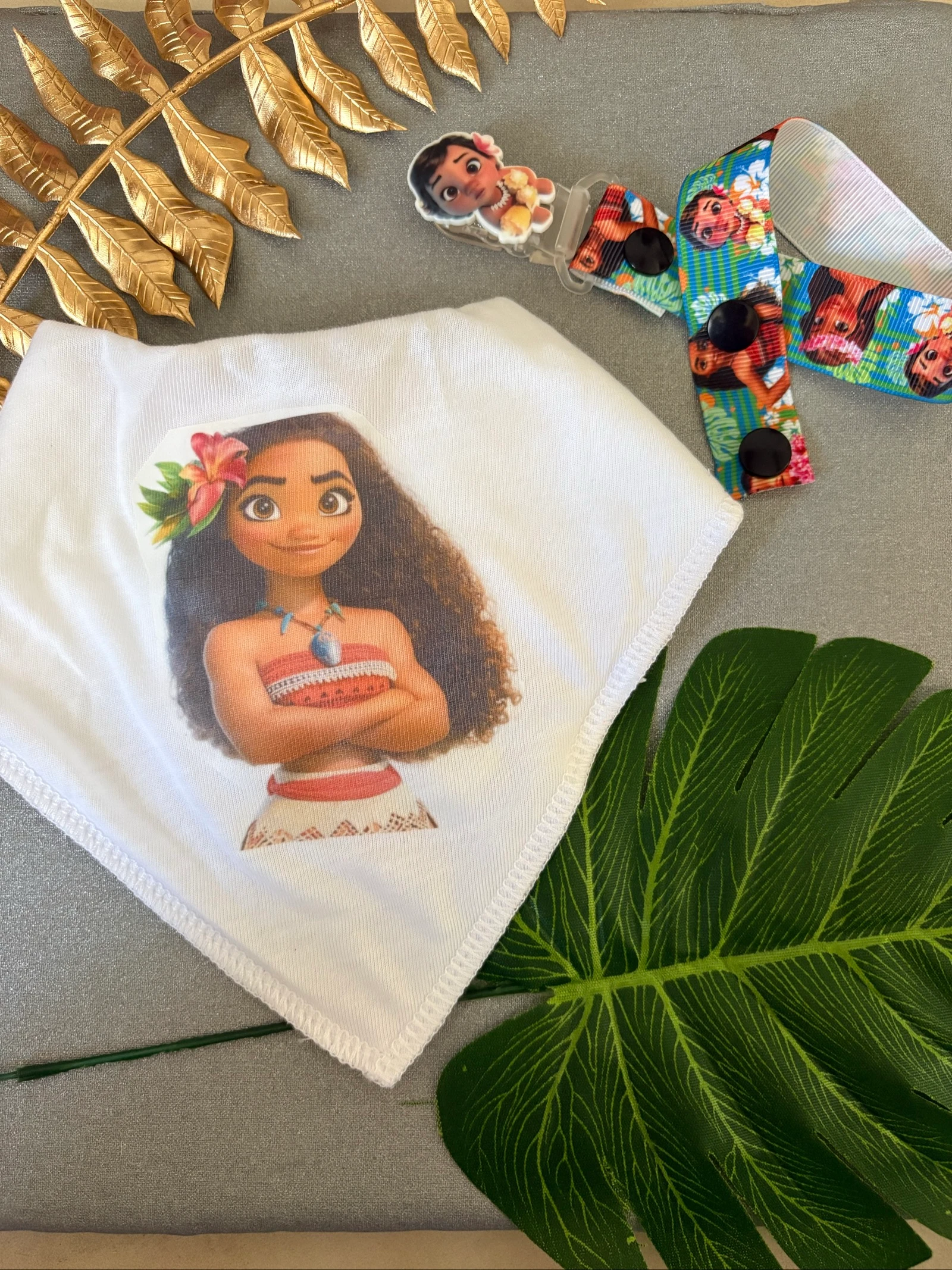 Ensemble bébé Disney Vaiana – Bavoir + attache tétine